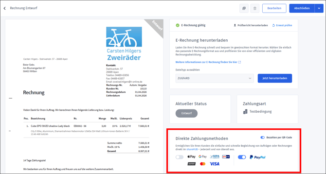 Gezeigt wird, wie die Funktion "QR-Code" auf einer Rechnung aktiviert werden kann.