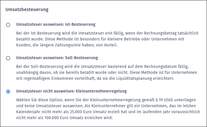 Gezeigt wird, wie in den Unternehmenseinstellungen die Kleinunternehmerregelung ausgewählt werden kann.